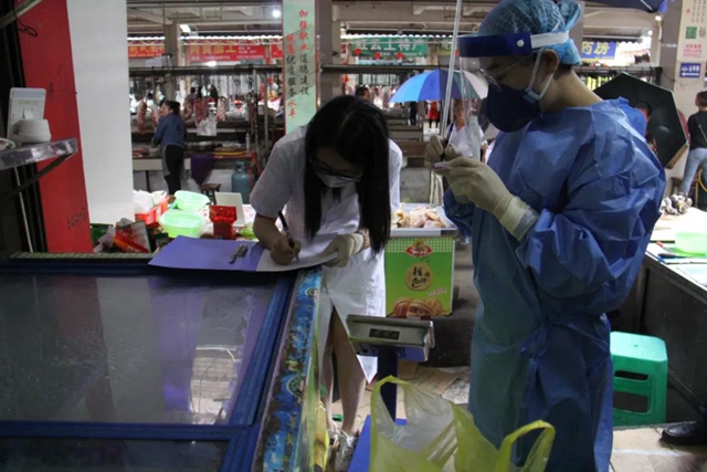 主动出击迅速行动！泸县市场监管局力保海鲜市场食品安全(图3)