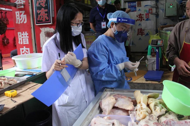 主动出击迅速行动！泸县市场监管局力保海鲜市场食品安全(图2)