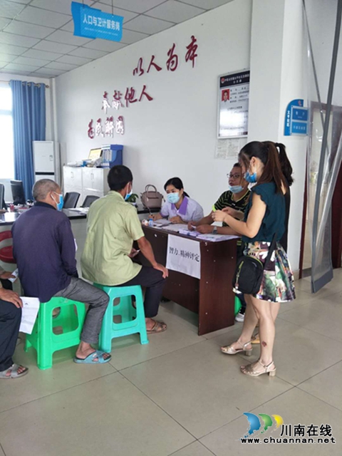 泸县残联到太伏镇开展残疾人集中下沉办证工作(图3)
