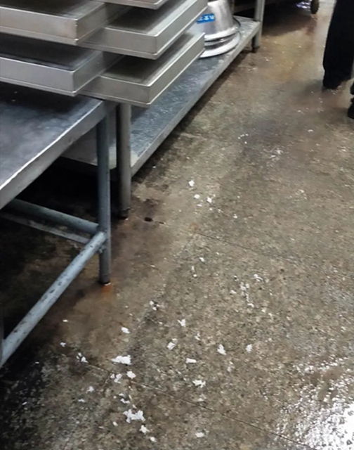 泸州一学校食堂被举报“吃出蟑螂” 市场监管部门立即到场调查(图2)