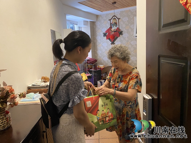 江阳区华阳街道竹苑社区开展”不忘初心担使命，守望相助抗疫情”主题党日活动