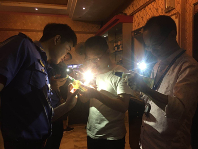 古蔺：夜间“突袭”！专查酒吧、KTV等娱乐场所食品安全(图2)