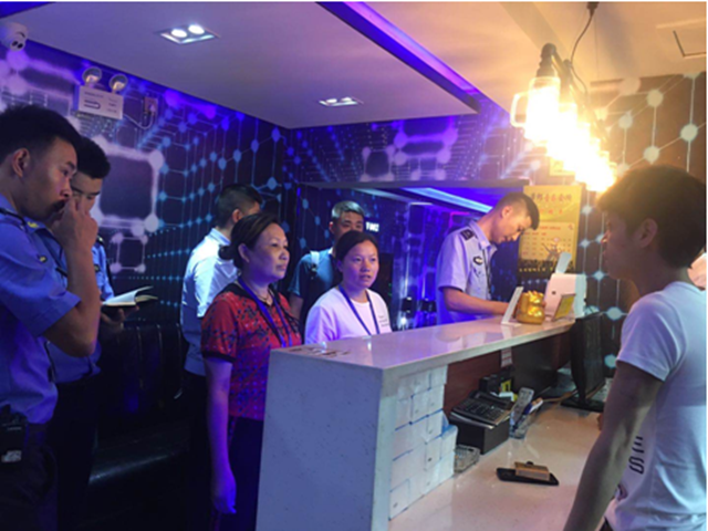 古蔺：夜间“突袭”！专查酒吧、KTV等娱乐场所食品安全