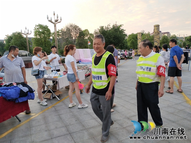 泸县玉蟾街道志愿巡逻队为“地摊经济”保驾护航(图3)