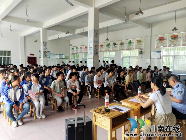 泸县百和镇：道路交通安全专题讲座进校园