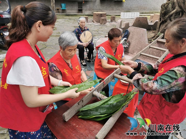 端午粽飘香 温暖老人心！龙马潭区红星街道红星社区开展“我们的节日·端午节”活动(图1)