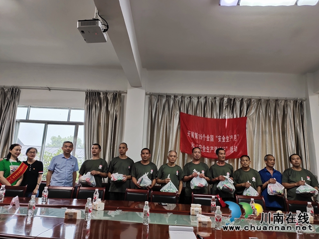 纳溪区自然资源和规划分局组织开展“6·25”全国土地日宣传活动(图2)