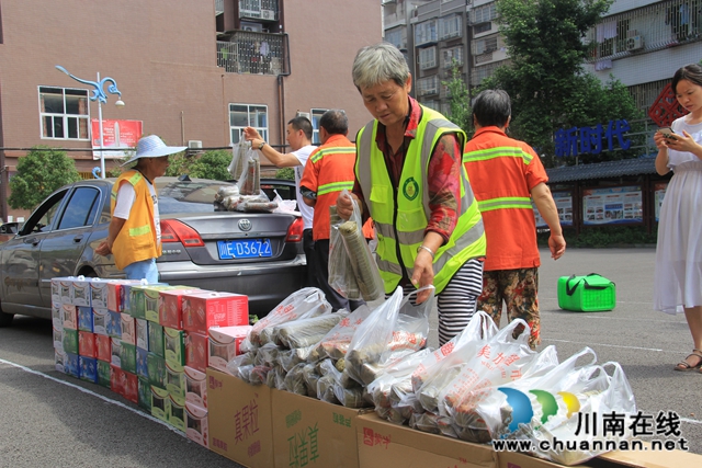 泸县云龙镇：端午粽香，情暖环卫工人