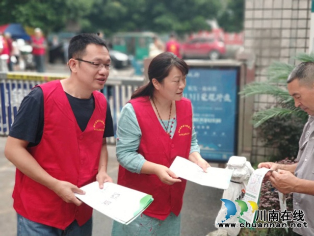 龙马潭区罗汉街道临江苑社区开展入户“大党委”宣传活动(图2)