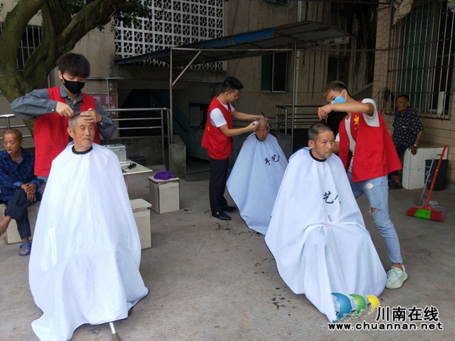 泸县玉蟾街道到敬老院开展志愿服务活动
