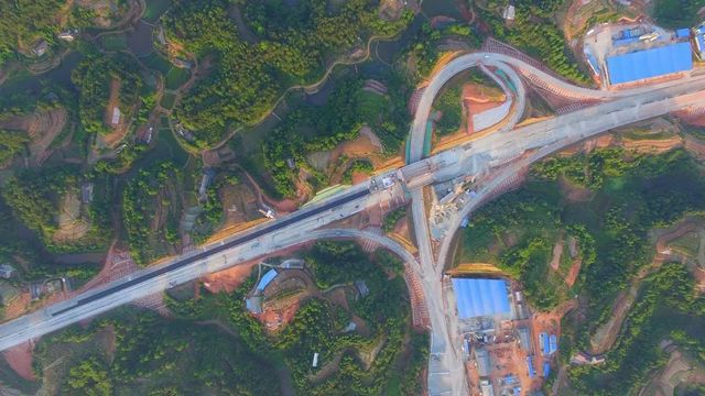 好消息！成宜高速宜宾段主线贯通，全线通车快了！