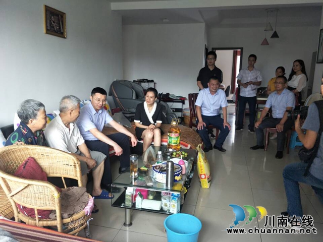 龙马潭：领导上门慰问，老党员暖心窝