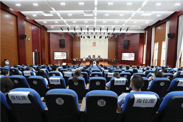 旁听庭审“零距离”，江阳法院以案释法“敲警钟”