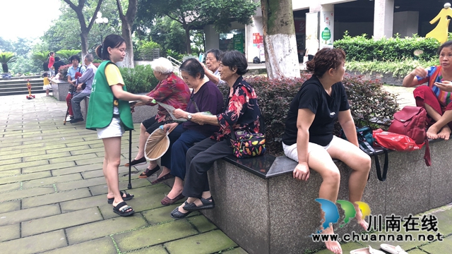 江阳区大山坪街道：服务进小区，筛查送健康