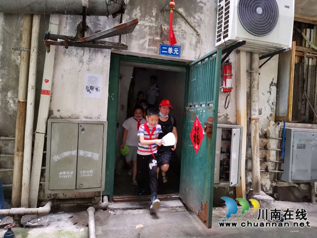 龙马潭区小市街道合道街社区开展安全知识培训暨防汛应急逃生演练