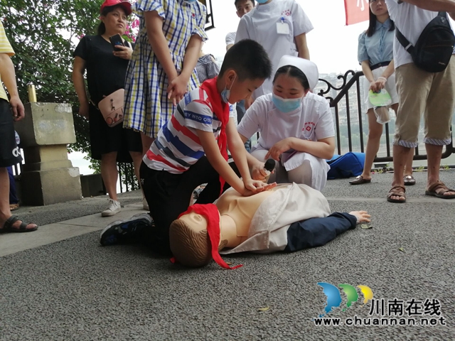 龙马潭区小市街道开展“党带团 队旗飘飘”青少年安全教育活动