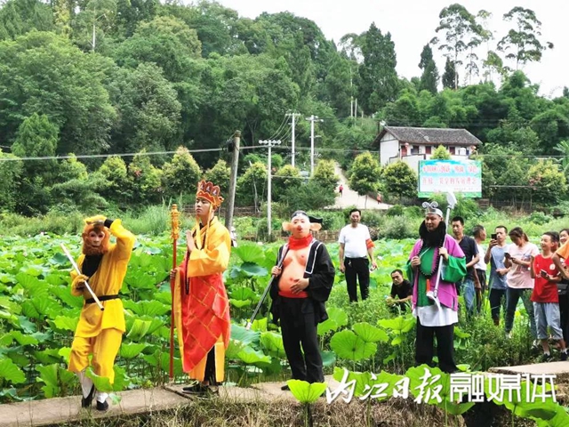 嘿！“唐僧师徒”来内江遇上了“荷花仙子”