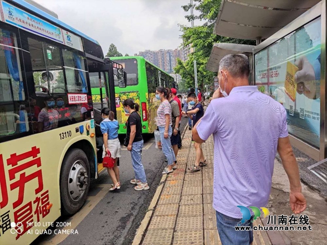 泸州长江大桥封桥后 过江公交客流日均增长2.7万人次(图3) 泸州长江大桥封桥后 过江公交客流日均增长2.7万人次(图3)