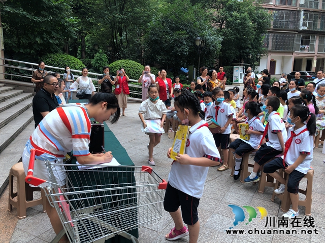 江阳区华阳街道龙驰社区开展暑期教育实践暨“书香满社区”捐书活动