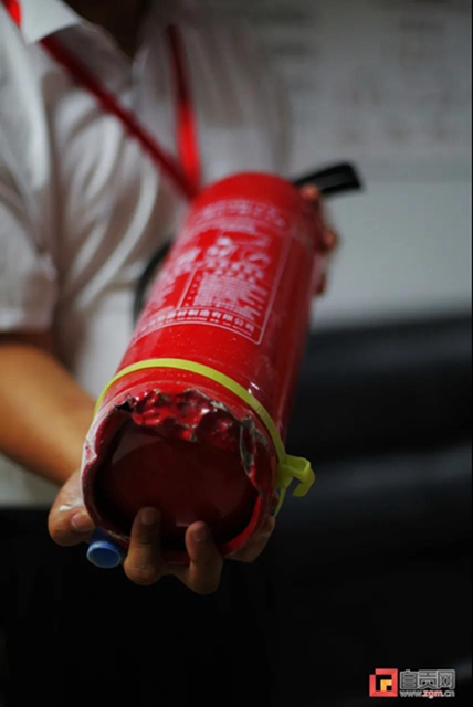 致敬！自贡一“物业小哥”冲进火场救出男童