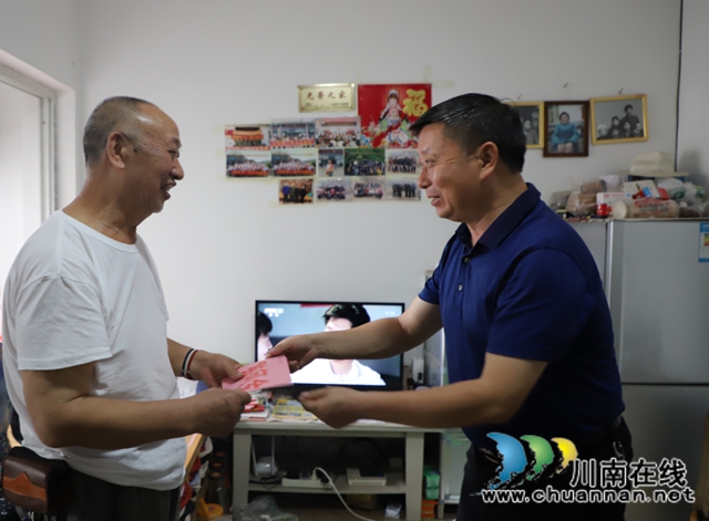 杨双全到泸县玉蟾街道看望慰问困难党员