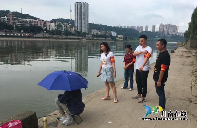 江阳区北城街道城垣社区开展汛期安全劝导 牢筑安全防线