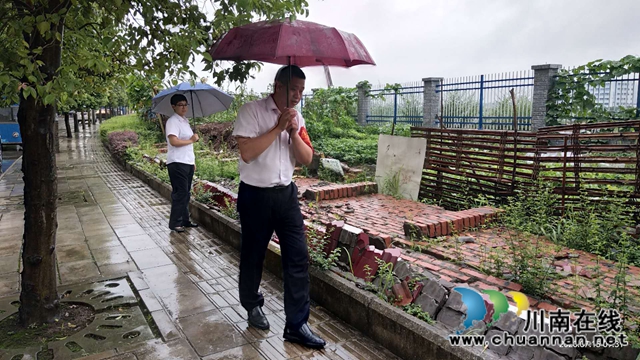 内江经开区靖民镇双雁社区开展雨天安全排查(图2)