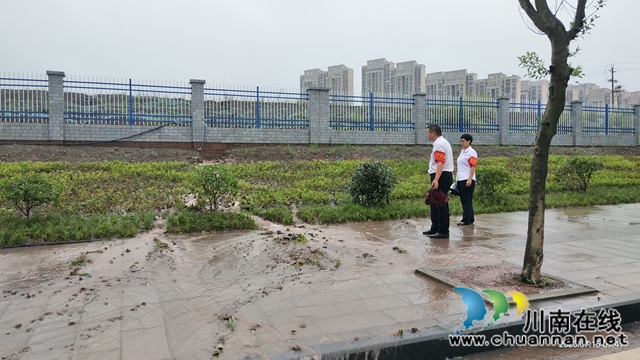 内江经开区靖民镇双雁社区开展雨天安全排查