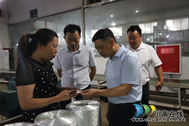 泸县玉蟾街道人大代表开展走访企业活动