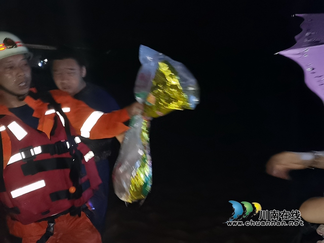 叙永：暴雨突降致一家三代被困 消防雷霆出击“河”中救人(图3)