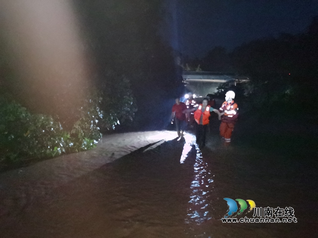 叙永：暴雨突降致一家三代被困 消防雷霆出击“河”中救人