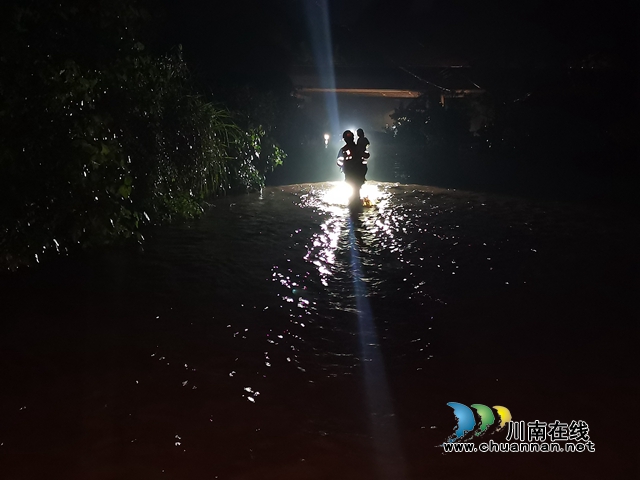 叙永：暴雨突降致一家三代被困 消防雷霆出击“河”中救人(图4)
