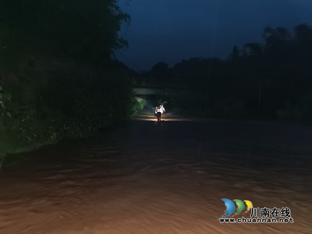 叙永：暴雨突降致一家三代被困 消防雷霆出击“河”中救人(图7)