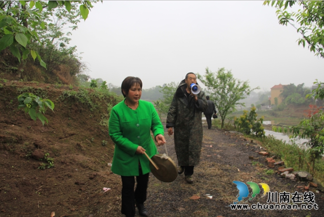 泸县云龙镇：地质灾害防治工作获点赞，群众送锦旗(图4)