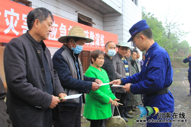泸县云龙镇：地质灾害防治工作获点赞，群众送锦旗(图3)