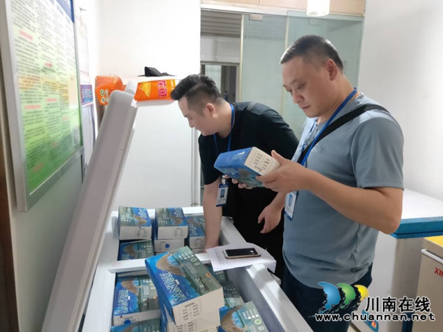 龙马潭区小市市场监管所开展“厄瓜多尔”冻虾专项检查