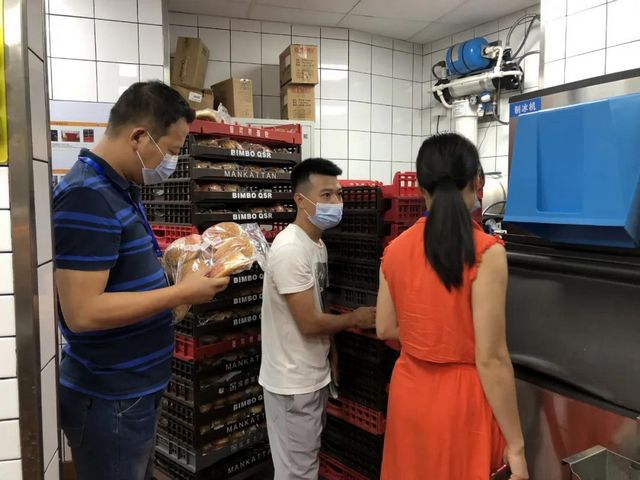 泸州市市场监管局突查“汉堡王”等“3·15”晚会曝光餐饮企业(图2)