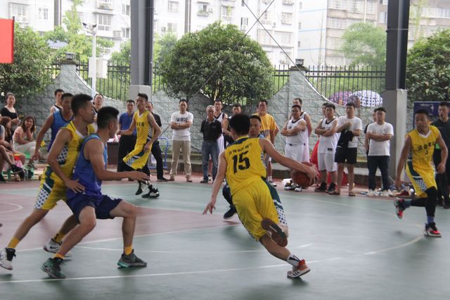 泸县“新康意杯”男子篮球比赛揭幕战在云龙镇打响(图3)