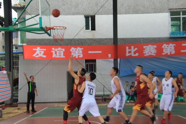 泸县“新康意杯”男子篮球比赛揭幕战在云龙镇打响(图2)
