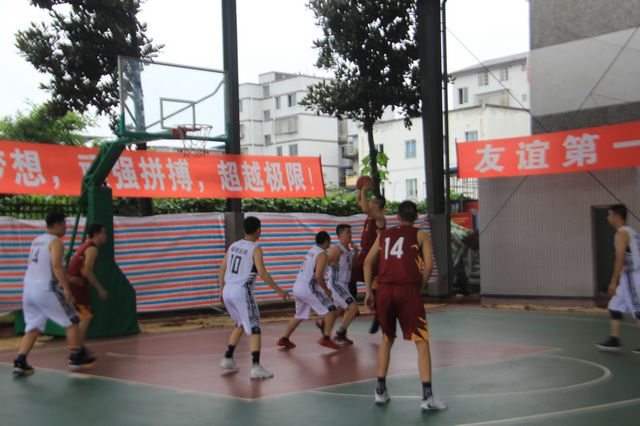 泸县“新康意杯”男子篮球比赛揭幕战在云龙镇打响