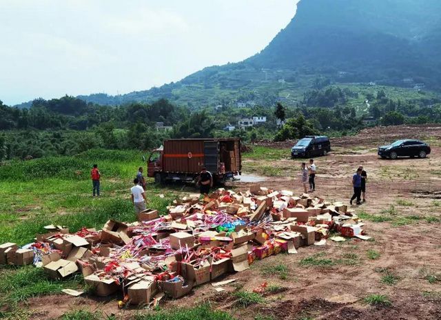 现场视频！宜宾价值约30万、7000多箱烟花爆竹被引爆！燃了2个小时……(图3)