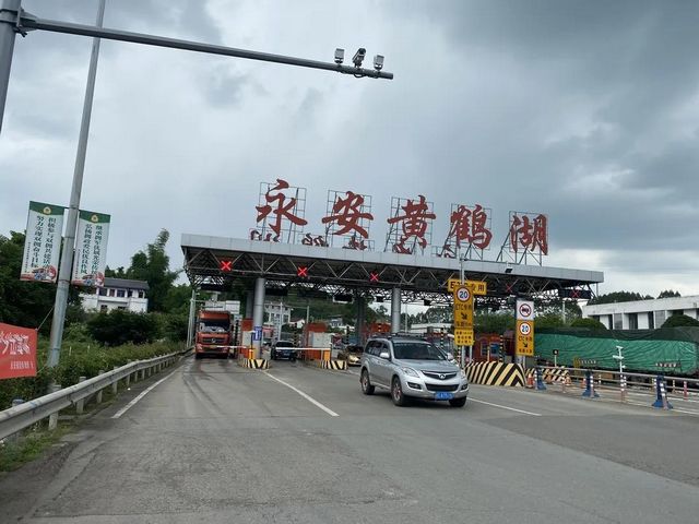 突发!内宜高速永安至白马段发生边坡塌方,交警已临时封路!往内江车辆须从永安绕行(图3) 突发!内宜高速永安至白马段发生边坡塌方,交警已临时封路!往内江车辆须从永安绕行(图3)