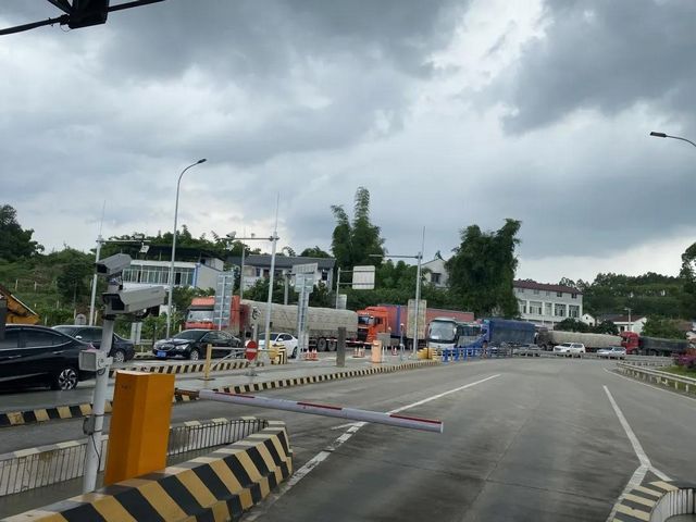 突发!内宜高速永安至白马段发生边坡塌方,交警已临时封路!往内江车辆须从永安绕行(图4) 突发!内宜高速永安至白马段发生边坡塌方,交警已临时封路!往内江车辆须从永安绕行(图4)