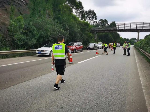 突发!内宜高速永安至白马段发生边坡塌方,交警已临时封路!往内江车辆须从永安绕行(图2) 突发!内宜高速永安至白马段发生边坡塌方,交警已临时封路!往内江车辆须从永安绕行(图2)