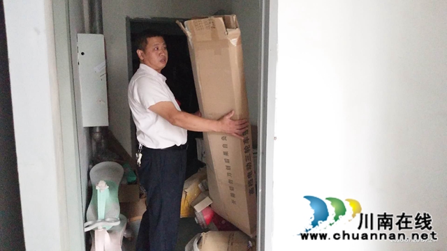 内江经开区双雁社区联合多部门开展楼道“三清”行动