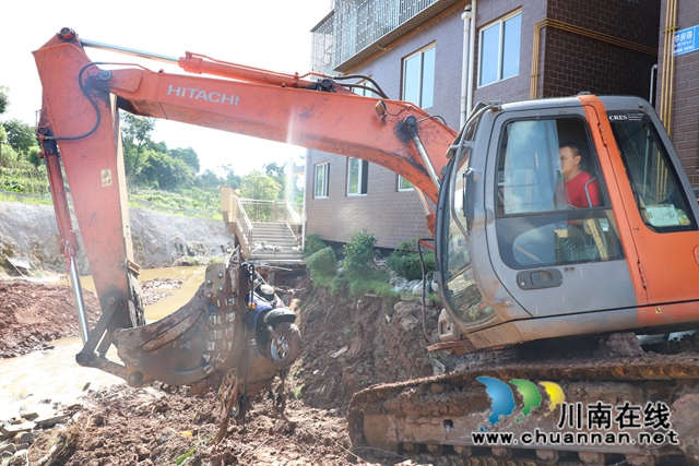 泸县玉蟾街道持续开展汛期隐患排查和环境卫生整治行动