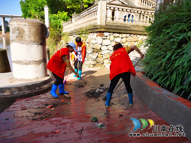 泸县玉蟾街道持续开展汛期隐患排查和环境卫生整治行动(图4)
