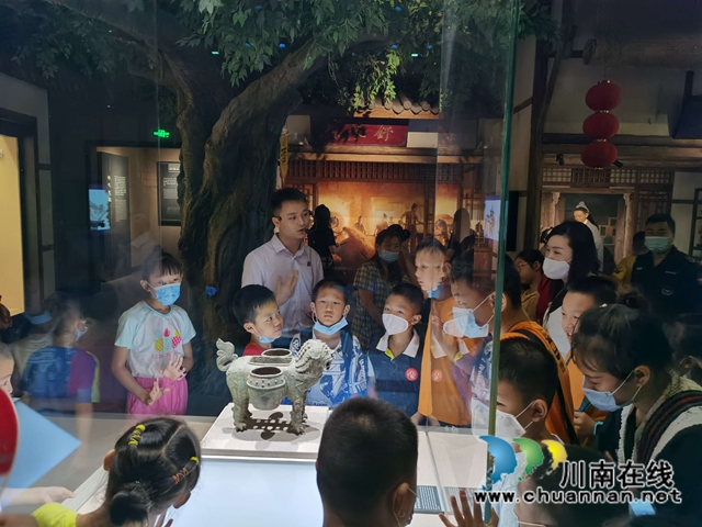 江阳区华阳街道竹苑社区开展“成长吧青少年—参观博物馆”暑期实践活动