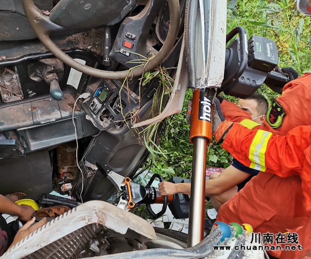 泸州：车祸导致司机被困驾驶室 消防紧急出动破拆救援(图4)