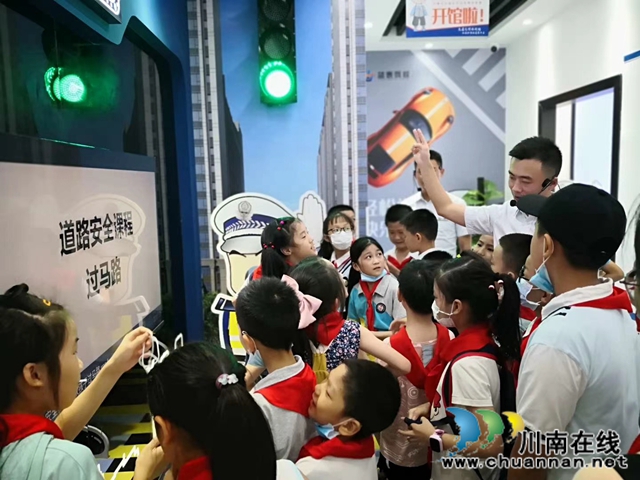 龙马潭区小市街道开展“礼让于人 文明于己”文明伴我行活动(图3)